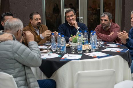 Ciurca junto a otros dirigentes del peronismo mendocino. Foto Adriana Cano. Ciurca junto a otros dirigentes del peronismo mendocino. Foto Adriana Cano.