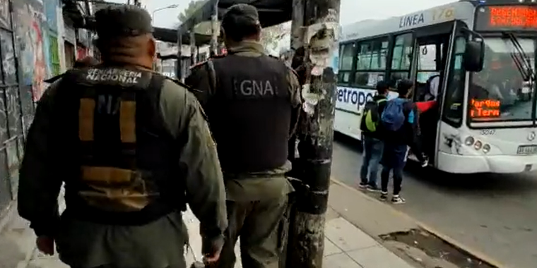 Gendarmería recorrió paradas de colectivo en el Conurbano bonaerense.