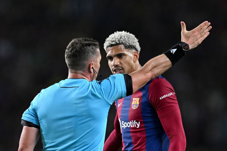István Kovács fue suspendido por UEFA. István Kovács fue suspendido por UEFA.
