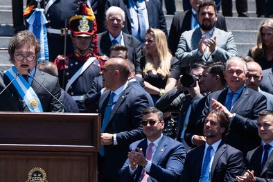 MDZol | Javier Milei, de cara a sus votantes y de espaldas a la casta que necesitará para gobernar prometió ajuste y shock para volver a aquellos días de gloria de la Argentina potencia. Foto: DPA