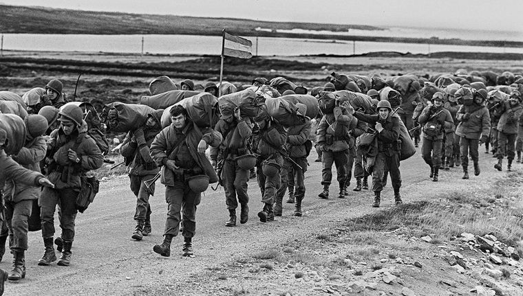 Un grupo de soldados marcha en las Islas Malvinas Foto: NA