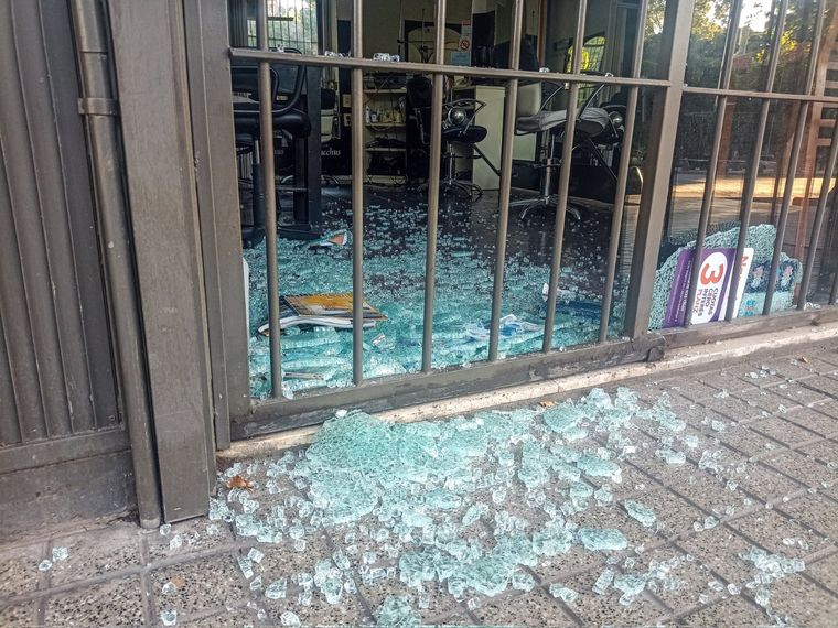 Así quedó el frente de la peluquería violentada en la Ciudad de Mendoza Foto: Emilce Vargas Ferrara/MDZ