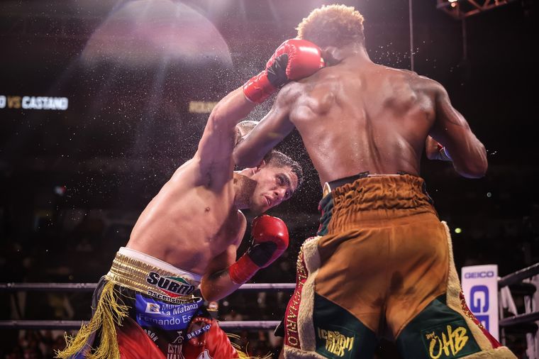Brian Castaño arremete contra Charlo en el minuto final de la pelea. Foto: Showtime boxing