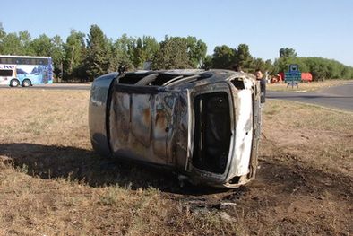 MDZol | El auto de Ariel Quiroga, incinerado. Foto: NA