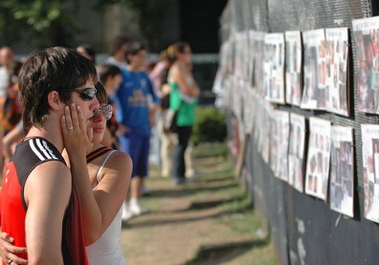 Galería de fotos de las víctimas inocentes dispuesta en Plaza de Mayo.
