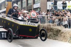 Carrera Un auto emulando el Titanic en la Red Bull Autos Locos Foto: Red Bull