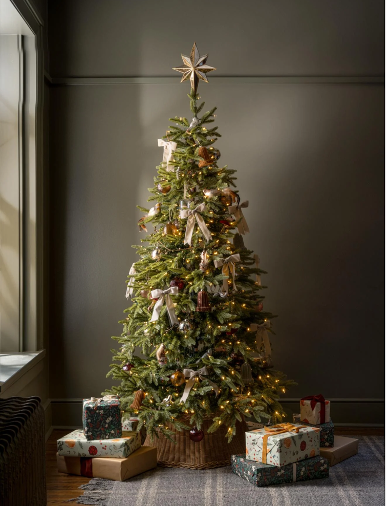 Árbol de Navidad con adornos de campanas con brillantina, lazos de terciopelo, adornos de vidro grabado y una guirnalda de micro cascabeles.Crédito de la imagen: Magnolia Home. Árbol de Navidad con adornos de campanas con brillantina, lazos de terciopelo, adornos de vidro grabado y una guirnalda de micro cascabeles.Crédito de la imagen: Magnolia Home.