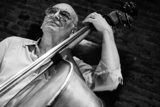 Alfredo Remus en una presentación en El Perro Andaluz, de Buenos Aires, en 2003.