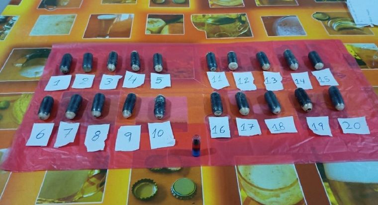 Los sujetos de nacionalidad boliviana transportaban 323 cápsulas con cocaína Foto: Gendarmería Nacional Argentina