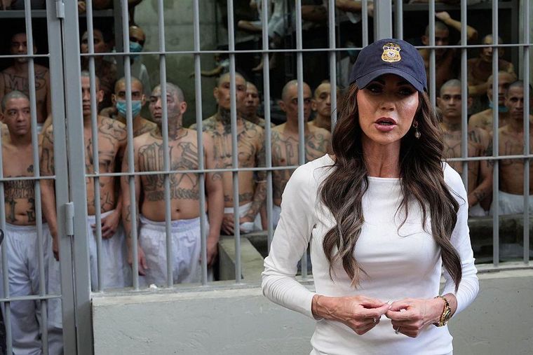 La secretaria de Seguridad Nacional de EE.UU., Kristi Noem, durante su visita al Cecot.