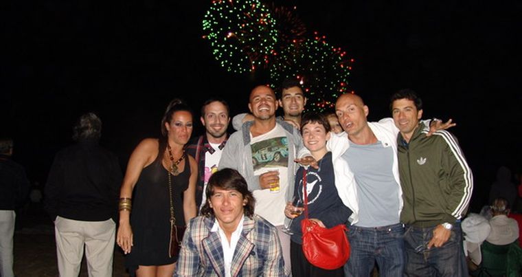 Mendocinos en pleno espectáculo de fuegos artificiales: Adrián, Gachi, Mario, Gustavo, Agustín, Ana, Julia, Hugo y Martín. Foto: Florencia Da Souza / MDZ