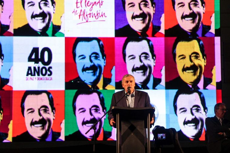 Morales, con Alfonsín de fondo. Foto: Prensa UCR