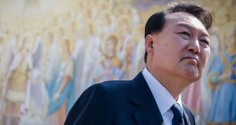 Su fallido intento de imponer una ley marcial en Corea del Sur no solo podría costarle la presidencia a Yoon Suk-yeol, sino su libertad e incluso la vida. Foto: Getty Images