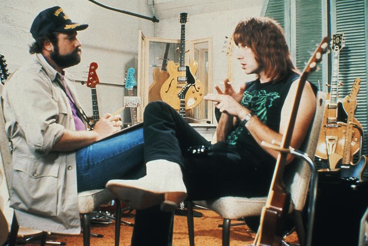 Rob Reiner interpretando al director Marty DiBergi que entrevista a Christopher Guest como Nigel Tufnel en "Esto es Spinal Tap".