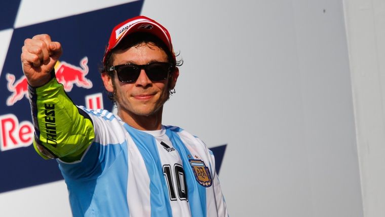 Rossi con la camiseta de Maradona tras ganar en Termas de Río Hondo, en 2015 Foto: MotoGP