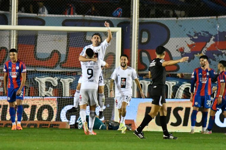 Tom&aacute;s Gonz&aacute;lez festeja el 1-1 de Deportivo Riestra frente a San Lorenzo.