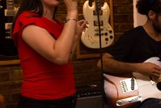 fue reina de la vendimia y ahora se animo a subir al escenario de la voz