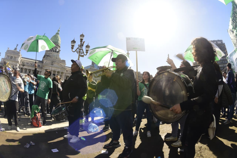 Nuevo día de movilizaciones frente al Congreso de la Nación.