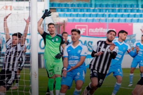 Gimnasia empató con Estudiantes de Ríos Cuarto en el estadio Antonio Candini. Gimnasia empató con Estudiantes de Ríos Cuarto en el estadio Antonio Candini.