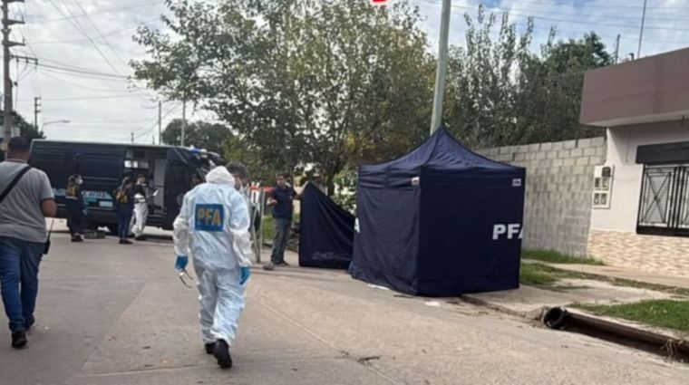 Los delincuentes abordaron a un policía cuando estaba de franco por las calles de Laferrere. Uno de ellos terminó muerto.