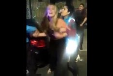 La joven hizo un escándalo en la calle y dejó de manifiesto todo su racismo contra los policías que intentaban calmarla