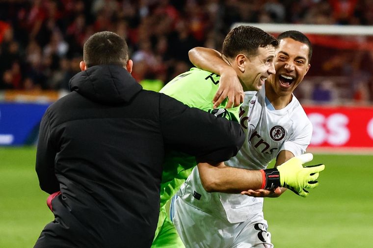 Ríe el Dibu. Su equipo se clasificó a semifinales. Foto: EFE