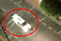 Una de las imágenes que sacudieron a la opinión pública en las últimas horas. Nótese que la víctima está atada al techo