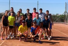 Uno de los grupos del Club Alemán junto a los profes. Foto: Gentileza
