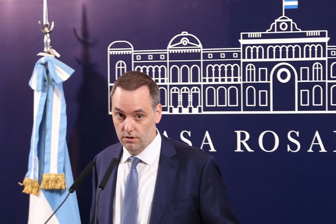 El Gobierno, a través de Luis Caputo y Manuel Adorni, anticiparon los vetos a las leyes que salgan aprobadas del Senado.