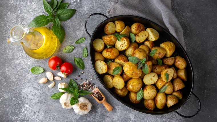 Ajo + papas: receta de papas asadas que se vuelven tu guarnición favorita.