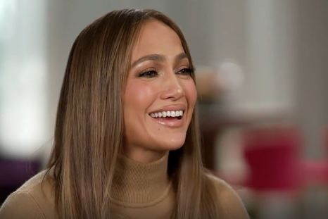 Jennifer Lopez impone tendencia con todas las prendas que lleva. Foto: Instagram @jlo