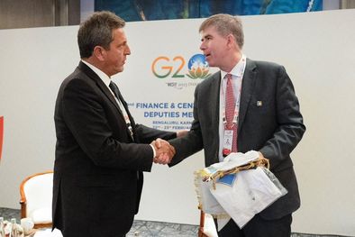 MDZol | El ministro de Economía, Sergio Massa, estrechó lazos con Jay Shambaugh, subsecretario de Asuntos Internacionales del Departamento del Tesoro de Estados Unidos, durante la Cumbre de ministros de Finanzas y presidentes de Bancos Centrales de países miembro