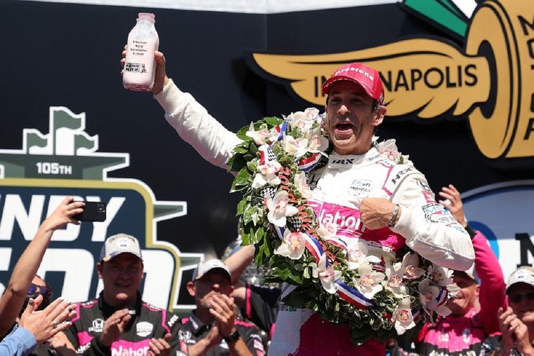 Helio Castroneves hizo historia en las 500 millas de Indanápolis. Foto: La Afición