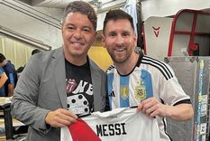 Gallardo posó con Messi en el Monumental.