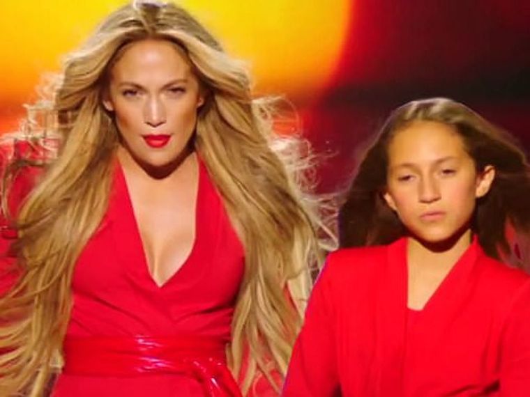 La hija de JLo, Emme muestra cómo se deben llevar los pantalones culotte de jeans en esta temporada