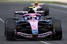 El video muestra al mecánico tocando el auto cuando ya estaba prohibido hacerlo. El video muestra al mecánico tocando el auto cuando ya estaba prohibido hacerlo.