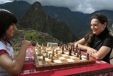 Deysi Cori, a la izquierda; se enfrentó en 2010 con solo 16 años a la campeona mundial femenina, la rusa, Alexandra Kosteniuk (derecha). Foto: GETTY IMAGES