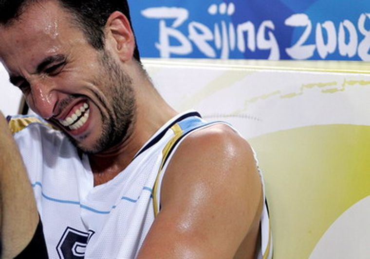 Ginóbili no oculta su gesto de dolor tras la lesión en su tobillo. Foto: EFE