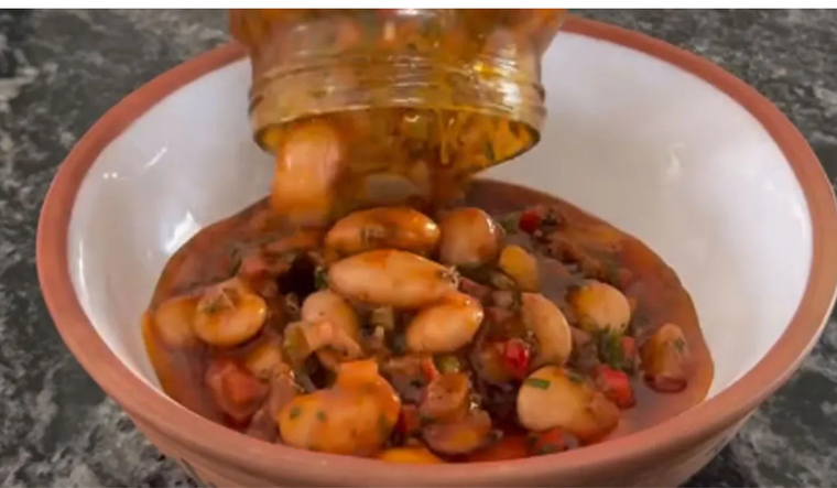 En algunas provincias, la receta de porotos en escabeche se acompaña con zanahoria y pimiento rojo para dar color y sabor extra. En algunas provincias, la receta de porotos en escabeche se acompaña con zanahoria y pimiento rojo para dar color y sabor extra.