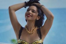 La joven artista de 17 años suele recurrir a los jeans de tiro alto, que alargan sus piernas, su torso Foto: Radio Fórmula