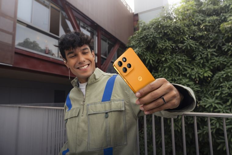 El diseño del Motorola G17 prioriza la funcionalidad y la ergonomía según la presentación. El diseño del Motorola G17 prioriza la funcionalidad y la ergonomía según la presentación.