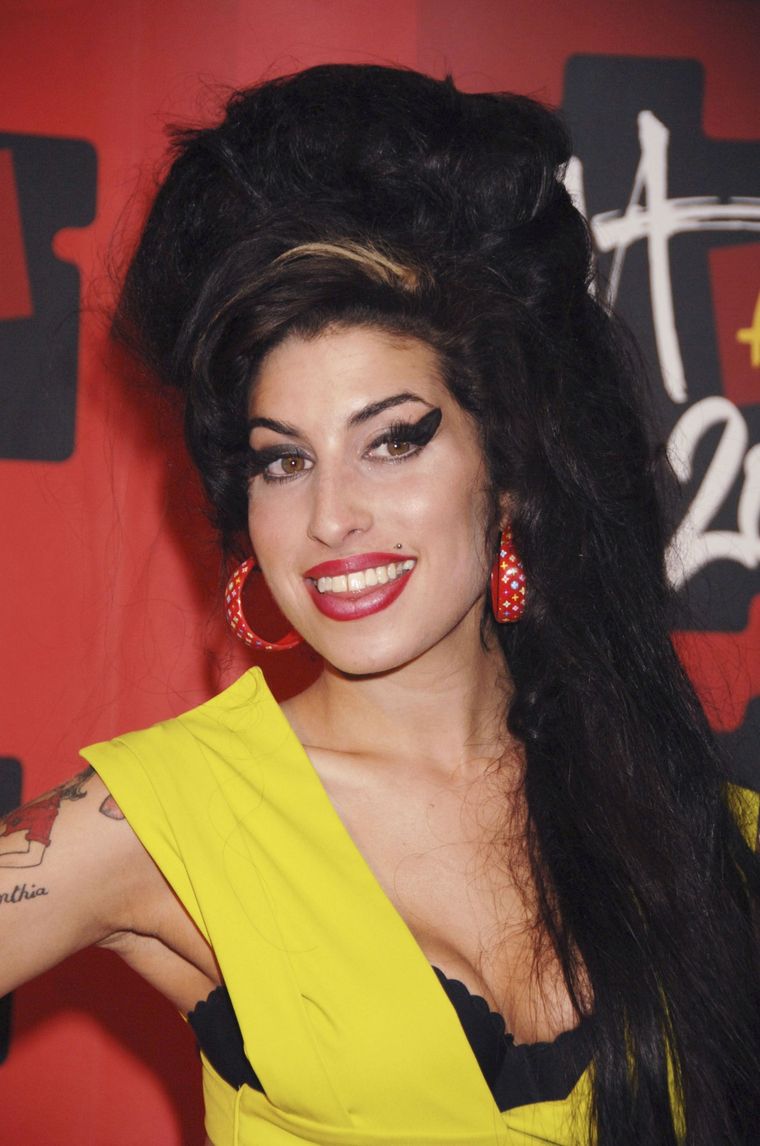 Foto: https://www.cosmopolitan.com/uk/entertainment/a36010597/amy-winehouse-documentary-death-anniversary/