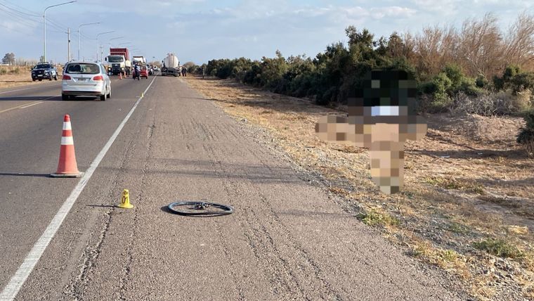 La escena del accidente en el que murió un ciclista en la ruta 24, en Lavalle