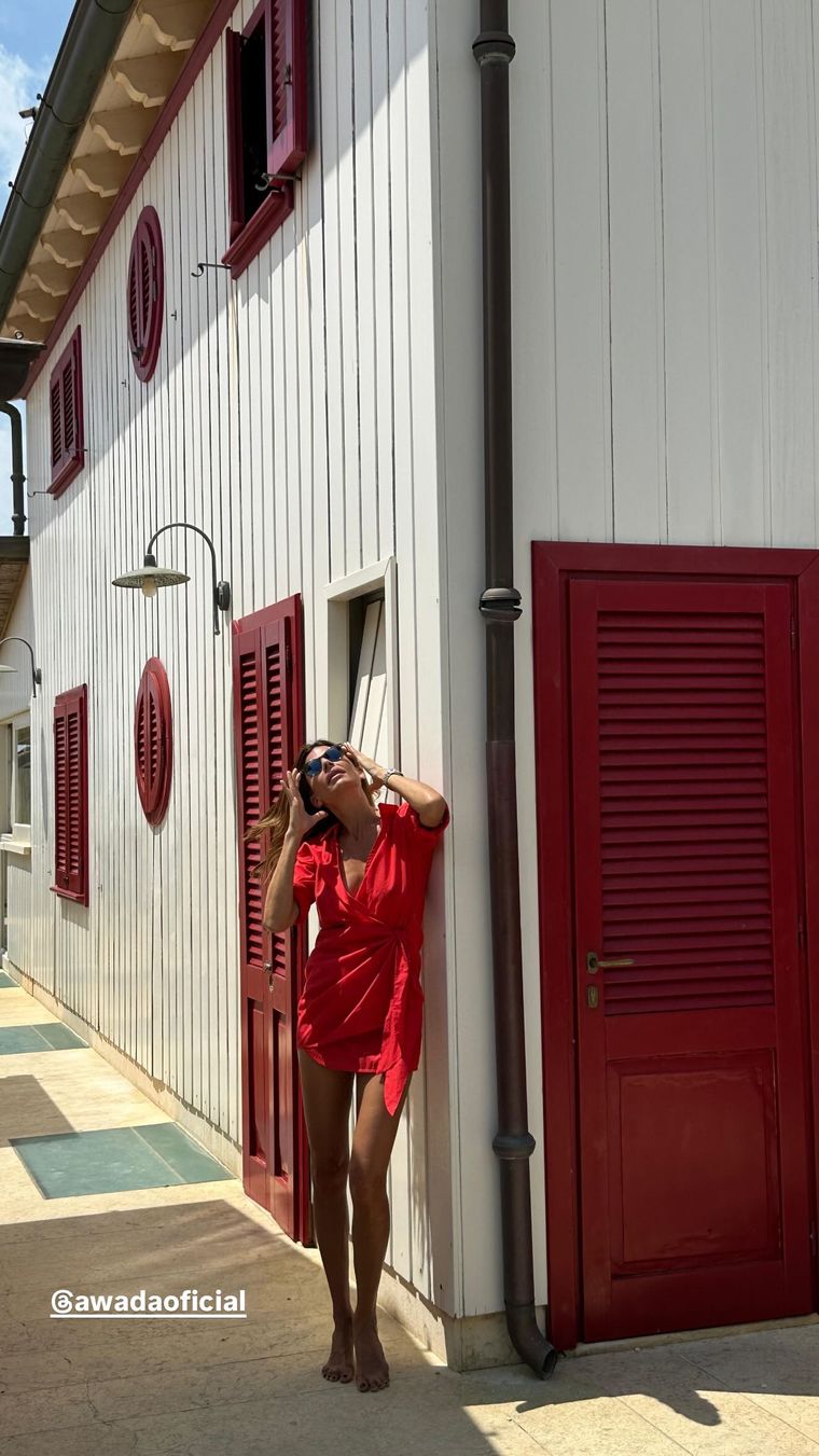 Juliana Awada anticipó el verano con un vestido rojo. Juliana Awada anticipó el verano con un vestido rojo.