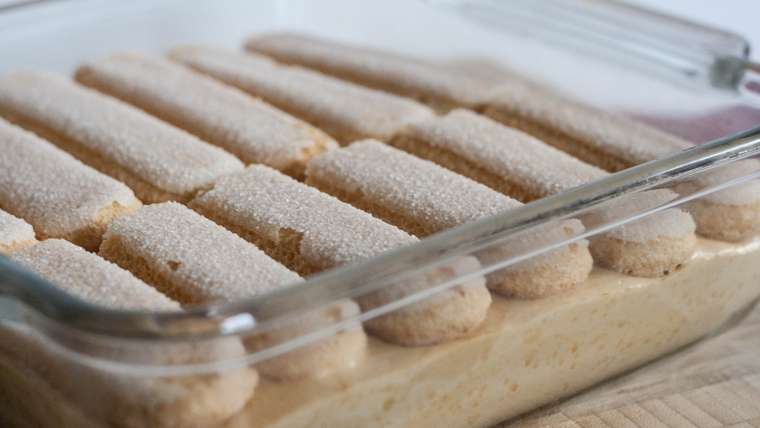 La receta de tiramisú de dulce de leche nació en Argentina como una fusión del clásico italiano con nuestro dulce más querido. La receta de tiramisú de dulce de leche nació en Argentina como una fusión del clásico italiano con nuestro dulce más querido.