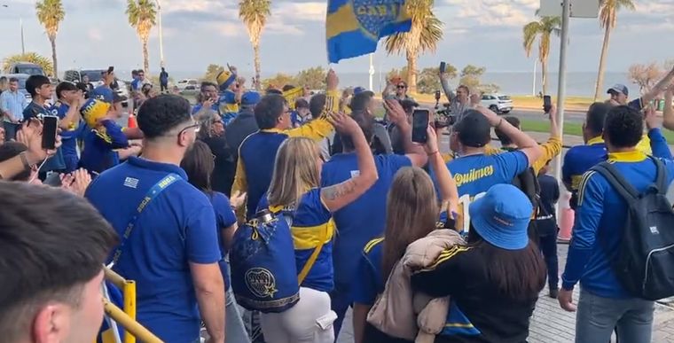 Los hinchas de Boca esperan la llegada de la delegación.