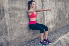 Las sentadillas apoyadas contra la pared son particularmente buenas para bajar la tensión arterial en descanso, dice un análisis de pruebas clínicas. Foto: Getty Images