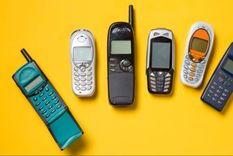 Los celulares antiguos como el Nokia 1100 vuelven a ser tendencia por su robustez y simplicidad.