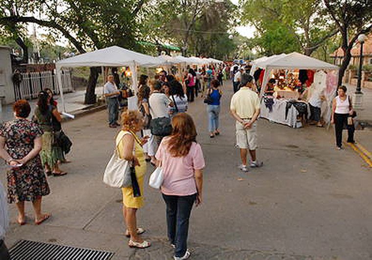 Así luce el nuevo espacio de feria en la calle Villlalonga. Foto: Nacho Gaffuri / MDZ