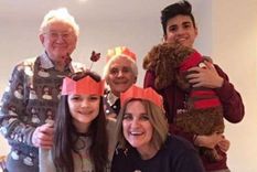 En la foto vemos a Katie Scott en la Navidad de 2017 junto a su madre, Hazel, su hermano, Ben y sus abuelos Anne y John.